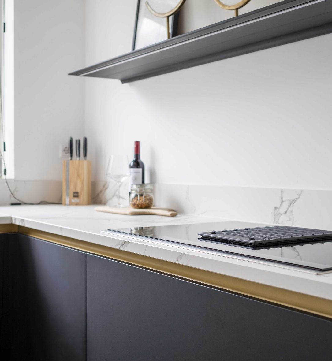 Gewoon doen Stereotype Bevestiging Moderne keuken in zwart, wit en goud - Keukenstudio Regio Oost